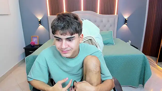 XXX chat uživo modela Tommy18__