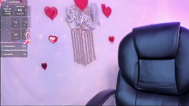 Ginni_charlotte: διαδικτυακό σόου στην κά μερα