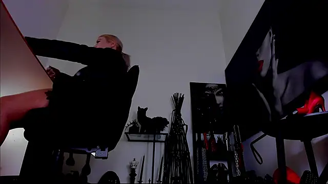 Chat +18 de MistressDemi ao vivo