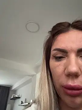 LoreennAny's Live XXX Chat