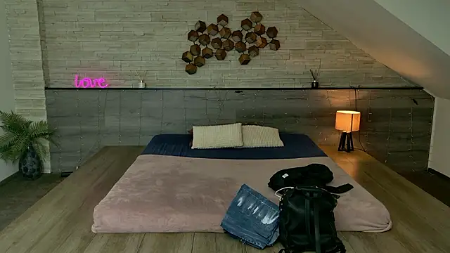 Онлайн чат XXX hornyb33_