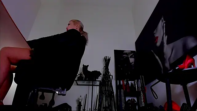 Chatroom XXX en direct de MistressDemi