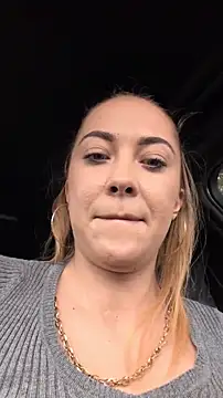 Risky_julia2330's Live XXX Chat