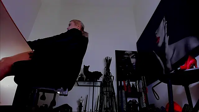 Chat +18 de MistressDemi ao vivo