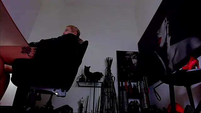 دردشة MistressDemi الجنسية المباشرة