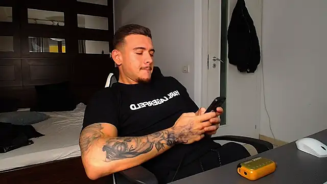 Czat XXX na żywo – ElijahThorne