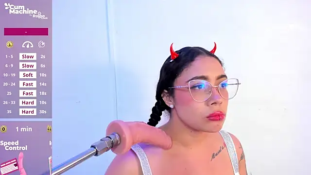 antonelllepiercee élő XXX-chatje