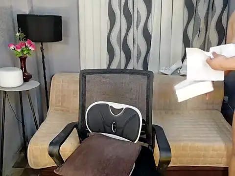 Show modela FATLUCY na web-kameri