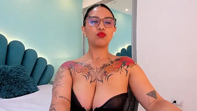 sharlott18's Live XXX Chat