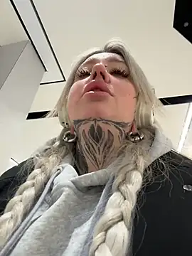 Chiibi: διαδικτυακό σόου στην κάμερα