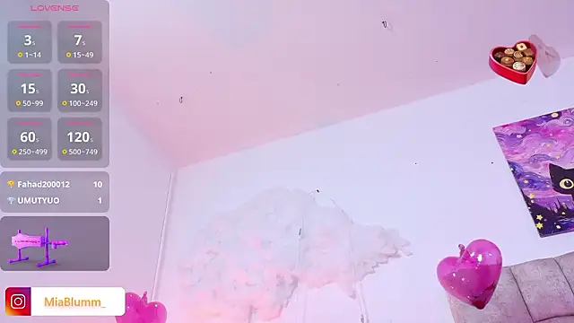 MiiaBlumm_ Show in webcam