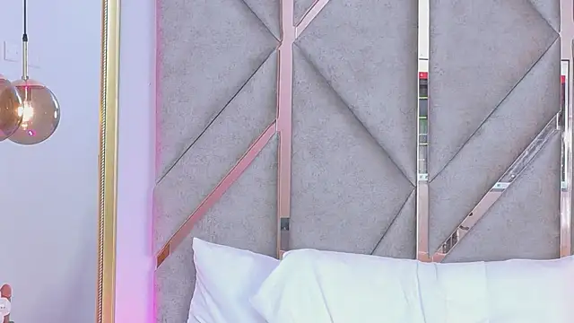 Sally-Noa Adlı Modelin Canlı XXX Sohbeti