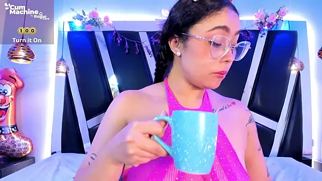 antonelllepiercee élő XXX-chatje