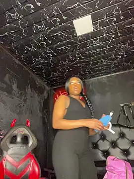 Thyana_LS Chat XXX in diretta