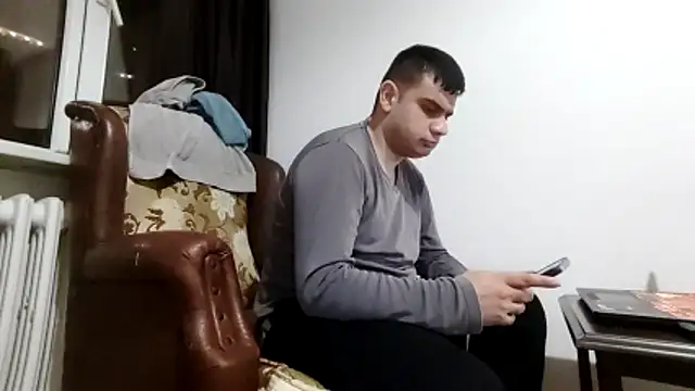 Show modela YakisikliSikici na web-kameri