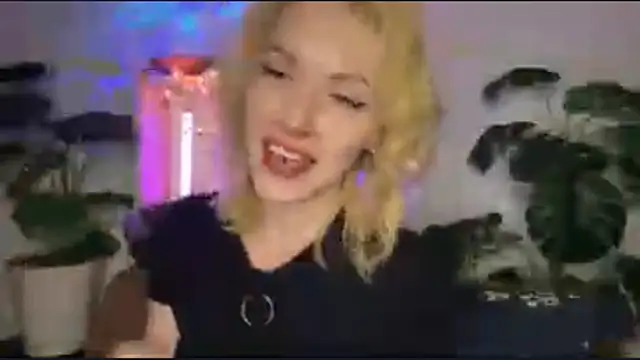 Show modela FruitedRiding na web-kameri