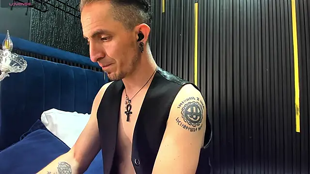 KarloStrom live XXX chat