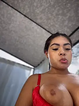 MayaMoanXXX: διαδικτυακό σόου στην κάμερα