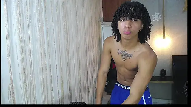 Show modela kim_curlyy na web-kameri