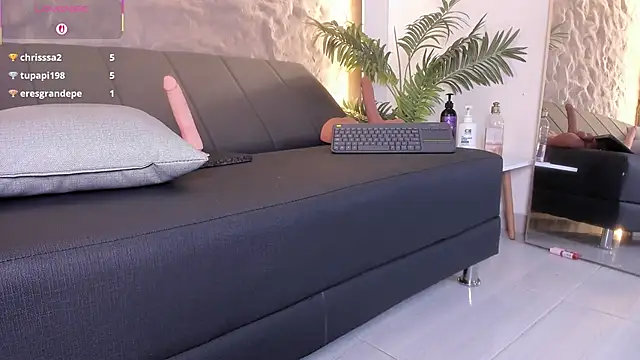 Naomy_gyalのウェブカメラショー