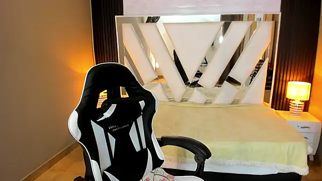 Linda4Petite élő XXX-chatje