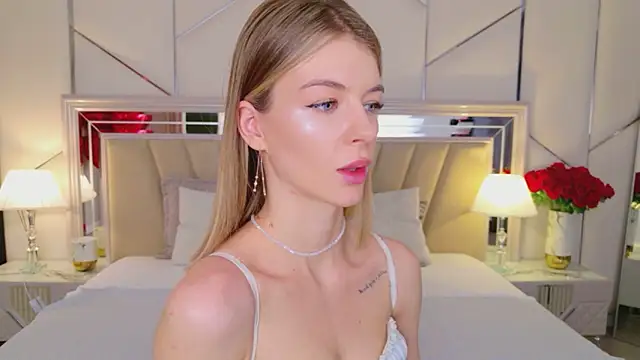 MeganMour Show in webcam