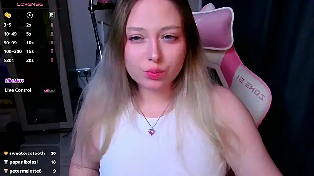 Emiliaaah Chat XXX live