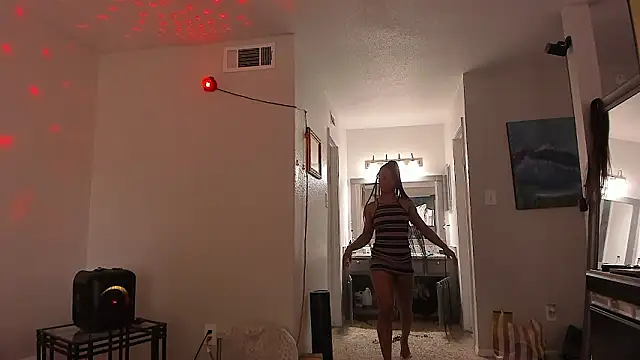 yiauana: διαδικτυακό σόου στην κάμερα