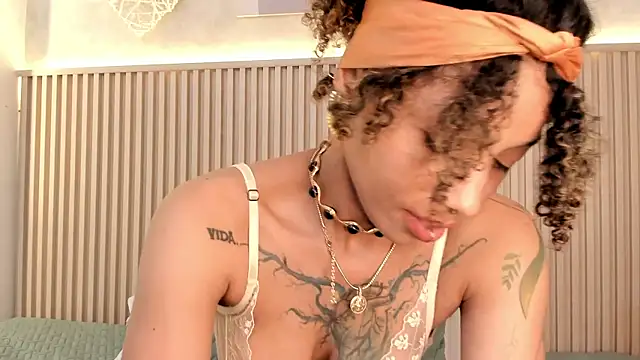 daiana_curly Show Webcam