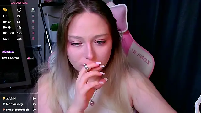 Emiliaaah's Live XXX Chat