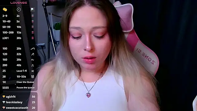 Emiliaaah élő XXX-chatje