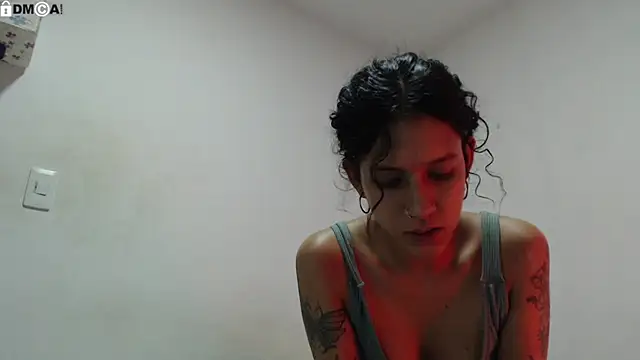 AlinaWoolf_'s Live XXX Chat