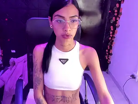 KarlaSlutSkinny__ élő XXX-chatje