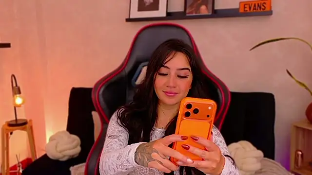 EmmyEvans1のライブXXXチャット