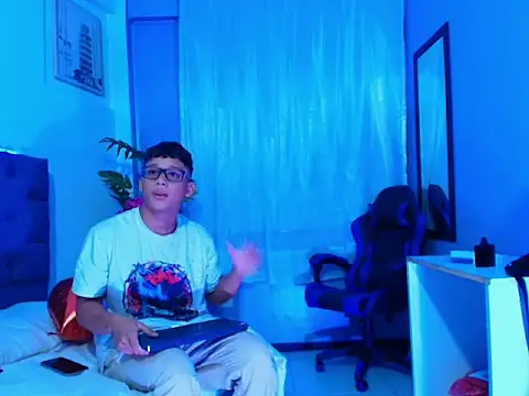 Chat +18 de AlexDuMontt ao vivo