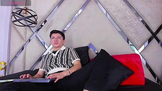 Show modela Sebas26_ na web-kameri