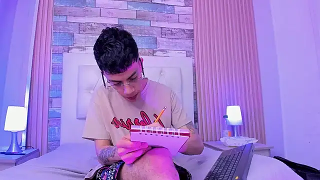 aaronjames1 élő XXX-chatje