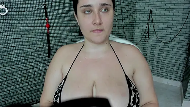 Briana_24 élő XXX-chatje