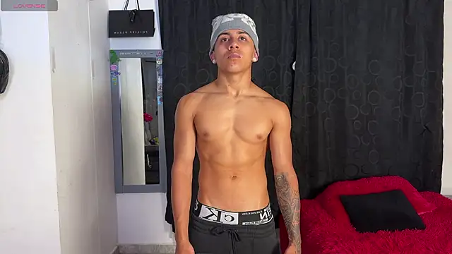 Bradley_Strong Adlı Modelin Canlı XXX Sohbeti