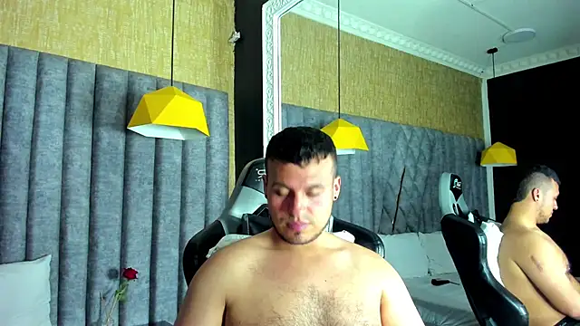 Show modela AronGarcia na web-kameri