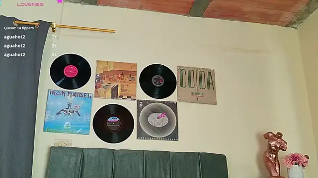 NATTROSE: διαδικτυακό σόου στην κάμερα