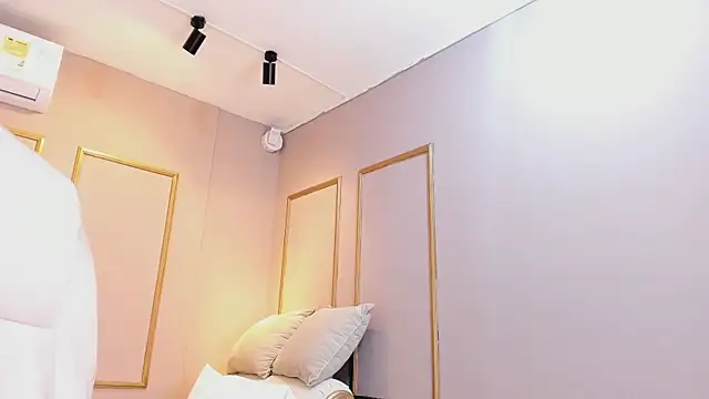 NahimiThompson Adlı Modelin Canlı XXX Sohbeti