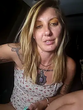 SheIsSomething Show in webcam