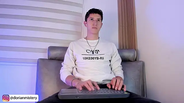 Dorianmistery2322_ Adlı Modelin Canlı XXX Sohbeti