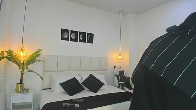 Megan_And_Mia30 Webcam Show