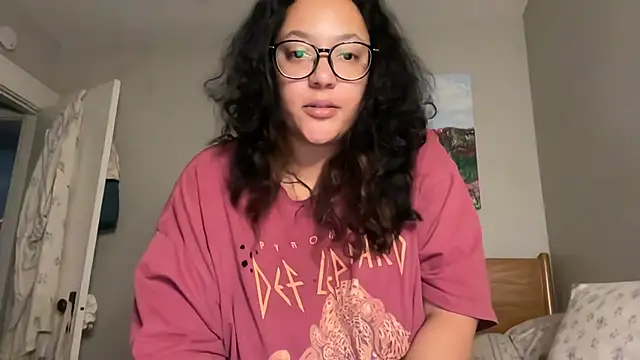 dreamyriri: διαδικτυακό σόου στην κάμερα