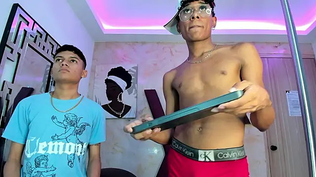 XXX chat uživo modela COUPLES_BOYS