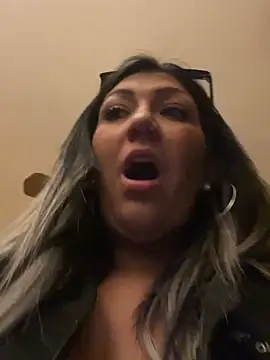 LittleMissEeve élő XXX-chatje