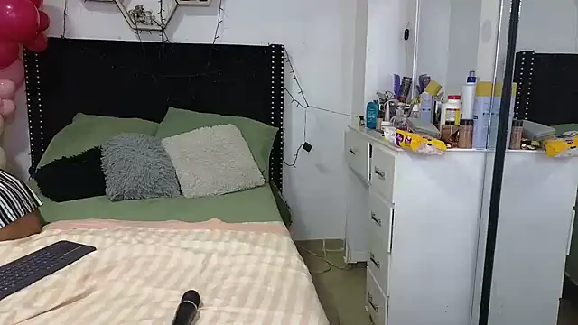 Chat +18 de charlotte_077 ao vivo