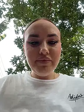 XXX chat uživo modela KiraSunshine